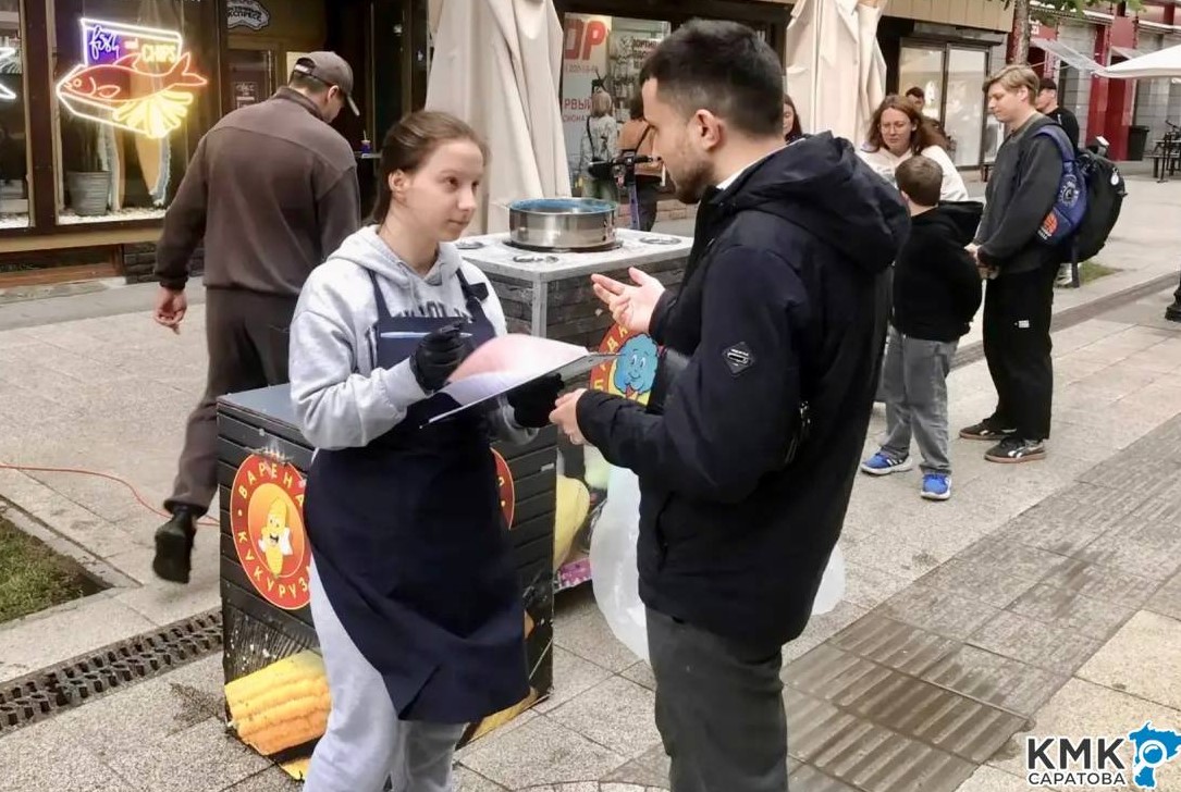 В центре Саратова незаконно торговали кукурузой и сладкой ватой В центре Саратова незаконно торговали кукурузой и сладкой ватой